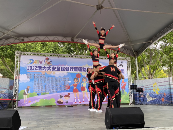 臺北市大安区公所结合大安区体育会及臺北市政府消防局第二救灾救护大队举办「2022大安全民运动嘉年华暨防灾宣导及健行闯关」活动。(大安区公所提供)