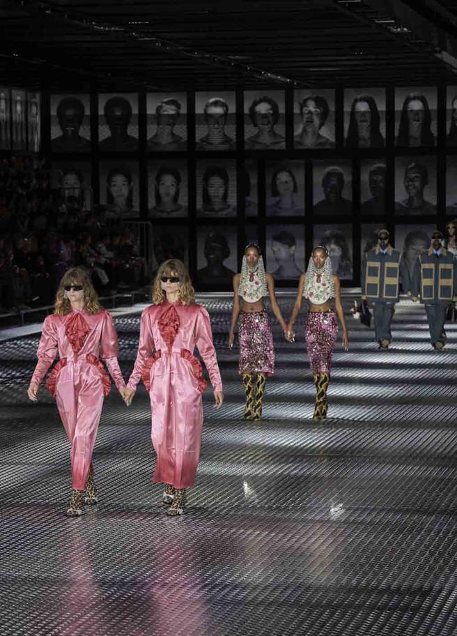 Gucci本季以双生之境（TWINSBURG），邀请多位双胞胎模特阐述「双生」的意义。（Gucci提供）