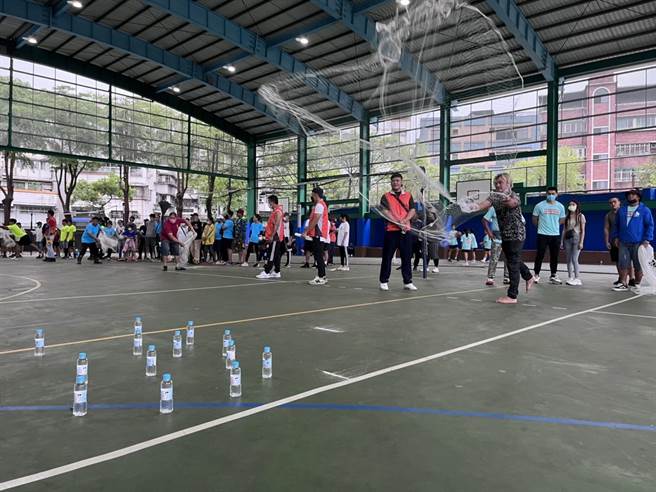 基隆市原住民运动会24日展开，除一般田径项目外，还包括撒渔网等原民传统竞技。（基隆市政府提供／张志康基隆传真）
