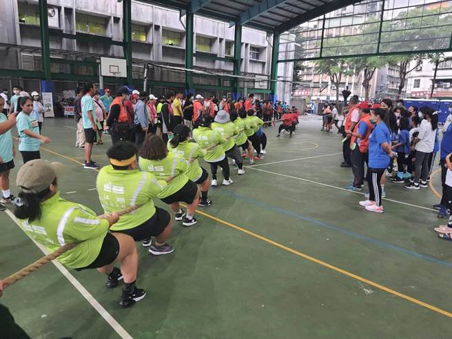 基隆市原住民运动会24日展开，除一般田径项目外，还包括撒渔网等原民传统竞技。（基隆市政府提供／张志康基隆传真）