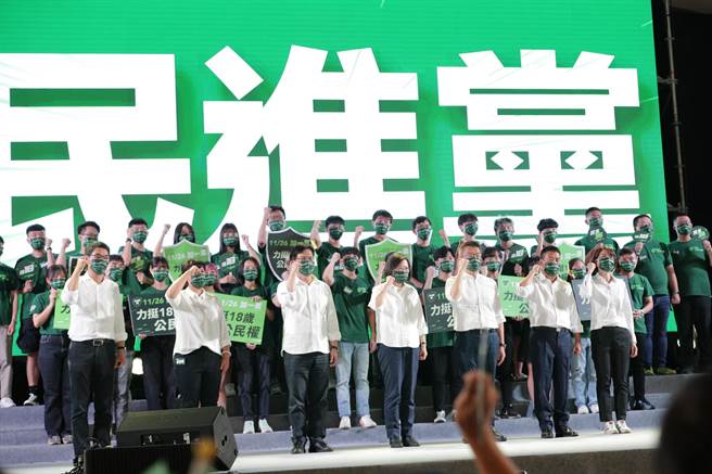 民进党24日于台中市举办「民主36挺18」音乐会，蔡英文总统和民进党提名县市首长一起上台，她也强调，36岁的民进党要做最挺年轻人的政党。（冯惠宜摄）