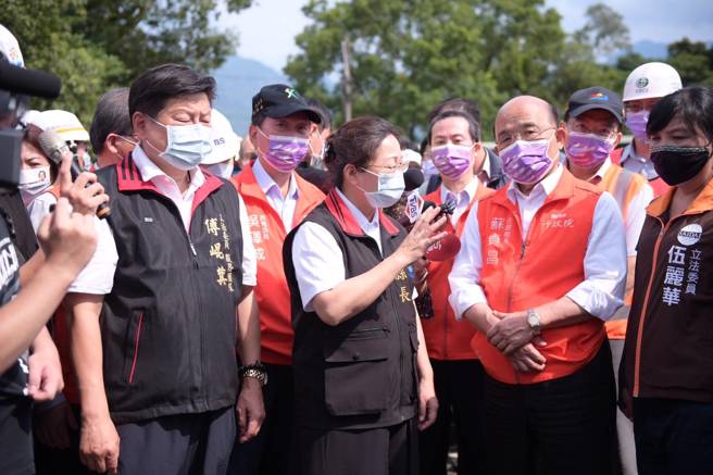 立委傅昆萁与花莲县长徐榛蔚于行政院长苏贞昌、交通部长王国材视察灾情时，当面强烈要救及建请中央，要及早提出振兴观光及灾损復建工作。(戴志扬翻摄)