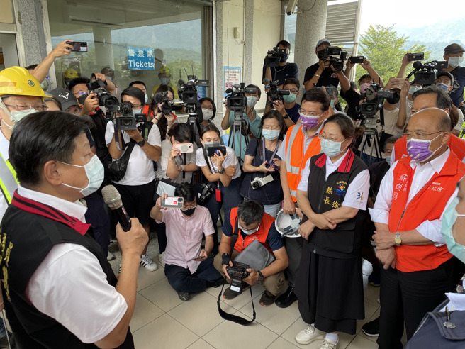 立委傅昆萁与花莲县长徐榛蔚于行政院长苏贞昌、交通部长王国材视察灾情时，当面强烈要救及建请中央，要及早提出振兴观光及灾损復建工作。(戴志扬翻摄)