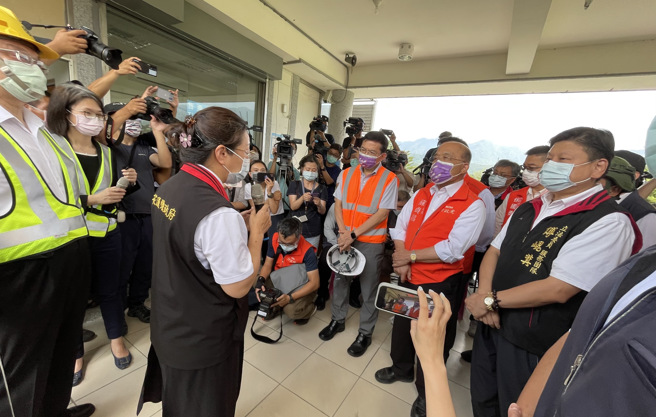 立委傅昆萁与花莲县长徐榛蔚于行政院长苏贞昌、交通部长王国材视察灾情时，当面强烈要救及建请中央，要及早提出振兴观光及灾损復建工作。(戴志扬翻摄)