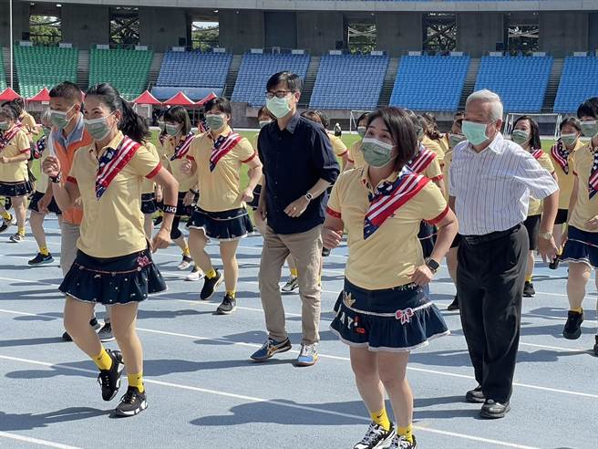 高雄市长陈其迈24日参加全民运动嘉年华开幕典礼，并加入500人排舞挑战开幕表演。（洪浩轩摄）