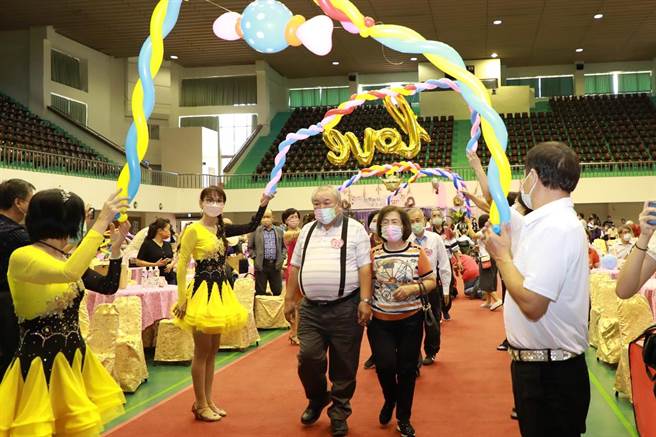 嘉义市今举办「情繫桃城，金生金世」金婚礼讚活动，幸福夫妻盛装出席。（嘉义市政府提供∕吕妍庭嘉义传真）