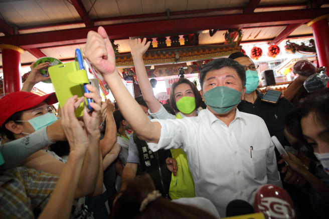 亲绿名嘴周玉蔻攻击慈济与国民党台北市长参选人蒋万安言论，让民进党台北市长参选人陈时中急称与周「私下没联络」，驳「投给陈时中就是投给周玉蔻」。但周昨主持政论节目呼吁「投给陈时中就是投给周玉蔻」，让陈营人士私下直摇头。（萧敬严提供）