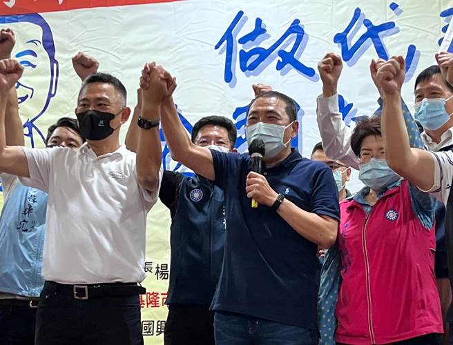 侯友宜说，四年前他到金门陪杨镇浯登记参选，这次换杨到新北市给他加油打气。（李奇叡摄）