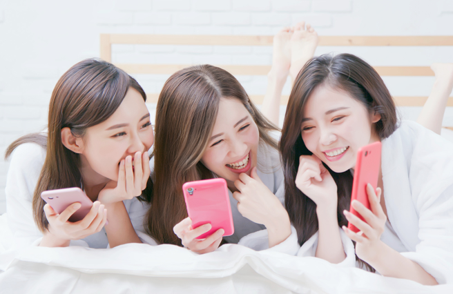 雙子座、射手座及天秤座的人緣極佳，遇到困難時，朋友都願意主動提供幫助。(示意圖/達志影像)