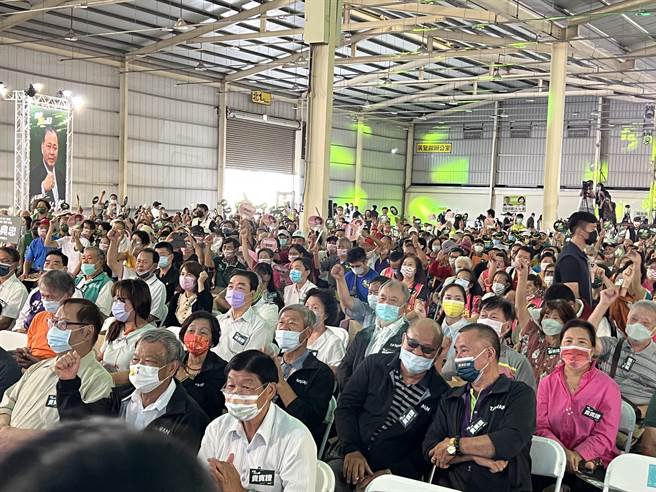 民進黨24日於台中市舉辦「民主36挺18」音樂會在烏日區台中國際展覽館登場，支持者熱情參選。（林欣儀攝）