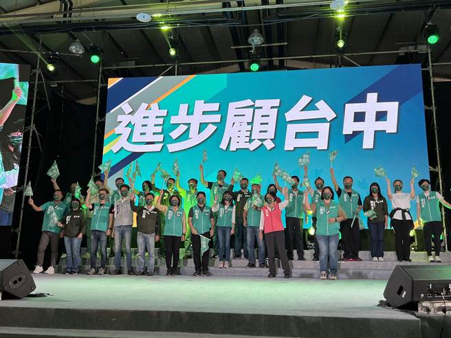 「民主36挺18」音樂會一開場主持人一一介紹台中市各區台中市議員參選人上台，齊呼：團結拼政權、進步顧台灣。（林欣儀攝）
