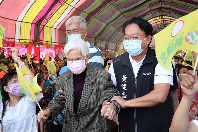 黃健忠由90歲的烏崁阿嬤與6歲的小女孩陪同進場，象徵黃健忠當上市長之後，將盡心照顧長者與婦幼的決心。（張茂雄攝）