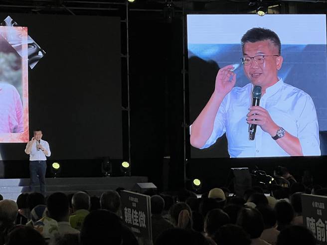 民進黨台中市長參選人蔡其昌在黨慶活動中致詞強調，他堅定信念要把台中贏回來。(林欣儀攝)