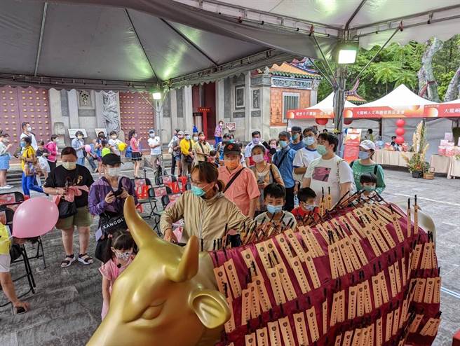 「2022大龙峒状元文化节」24日在台北孔庙热闹登场，现场有幸福元味市集、金牛拔智慧毛、六艺闯关挑战等活动。（台北市商业处提供／张芷瑜台北传真）