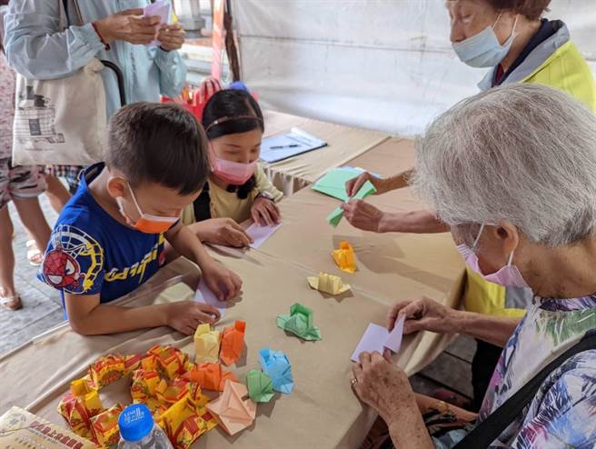 「2022大龙峒状元文化节」24日在台北孔庙热闹登场，小朋友跟着DIY状元帽。（台北市商业处提供／张芷瑜台北传真）