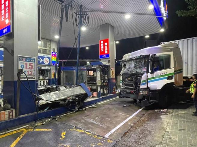 台中市西屯区中清路三段的加油站24日凌晨遭一辆进站加油的联结车衝撞分隔岛，导致分隔岛倒塌，2台加油机变形，警方到场发现刘姓联结车驾驶酒测值超标，依公共危险罪移送侦办。（图/ 中央社）