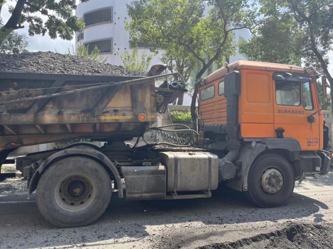 台中市丰原区惠阳街24日进行路面刨除工程时，黄姓工人倒车时撞到在砂石车后的泰籍移工，台中市消防局到场时泰籍移工已明显死亡。（图/ 中央社）