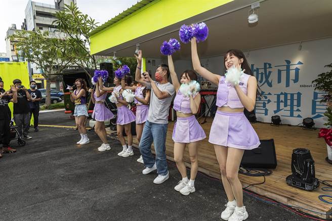 国民党竹北市长参选人林为洲（右三），举办假日限定不无聊小市集，邀请在地人气啦啦队慕狮女孩，一起做热舞表演。（罗浚滨摄）