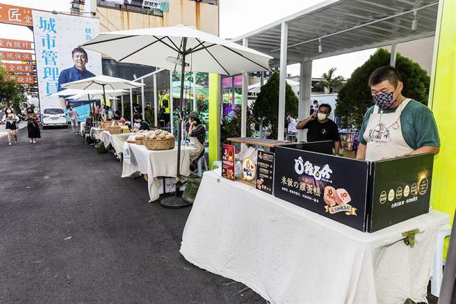 国民党竹北市长参选人林为洲举办假日限定不无聊小市集，有10个创意美食和手作摊位。（罗浚滨摄）