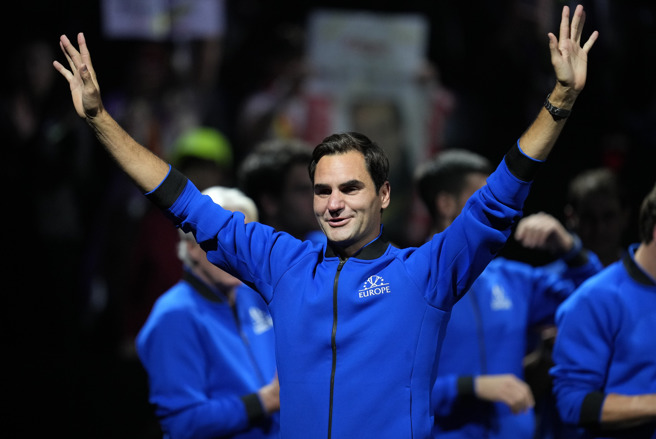 费德勒(Roger Federer)在告别战当中，打出神乎其技的「穿网球」。(美联社)