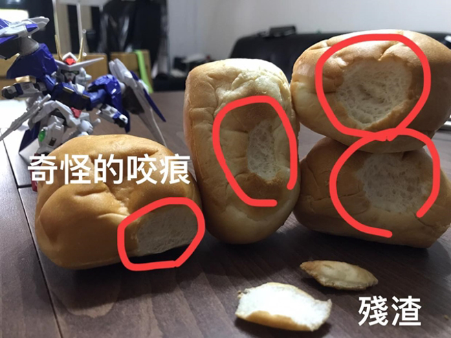 网友发现好市多餐包被咬掉一口，最后竟在外包装上发现1个「人类齿痕」，质疑是孩童恶作剧隔着包装咬下麵包，事后又放回去层架上。（翻摄自脸书「Costco好市多 商品经验老实说」）