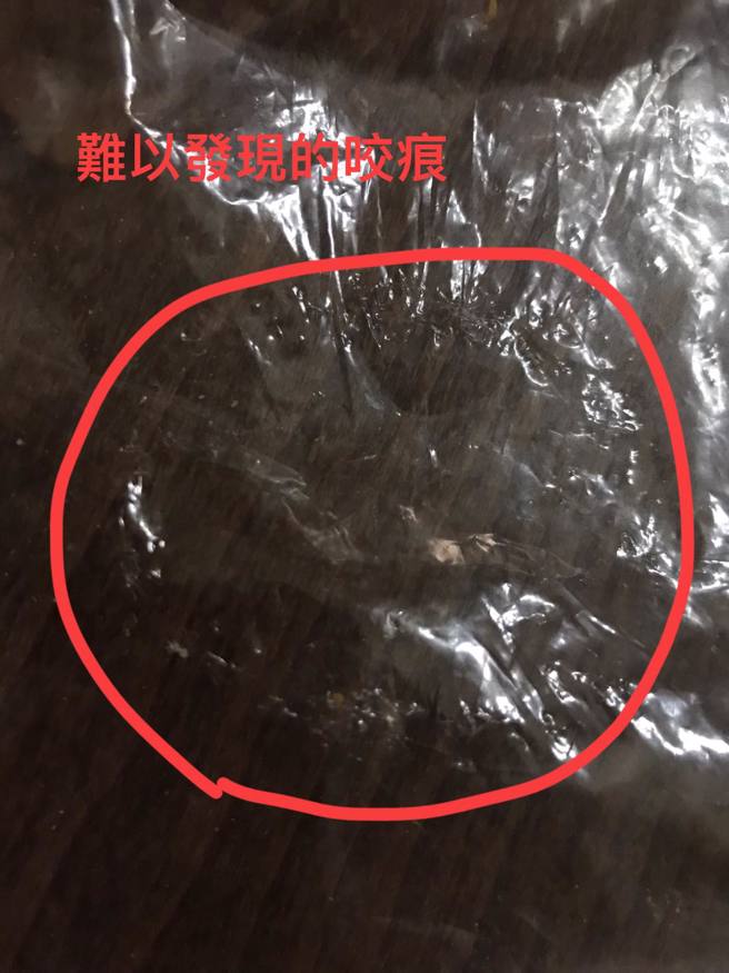 网友发现好市多餐包被咬掉一口，最后竟在外包装上发现1个「人类齿痕」，质疑是孩童恶作剧隔着包装咬下麵包，事后又放回去层架上。（翻摄自脸书「Costco好市多 商品经验老实说」）