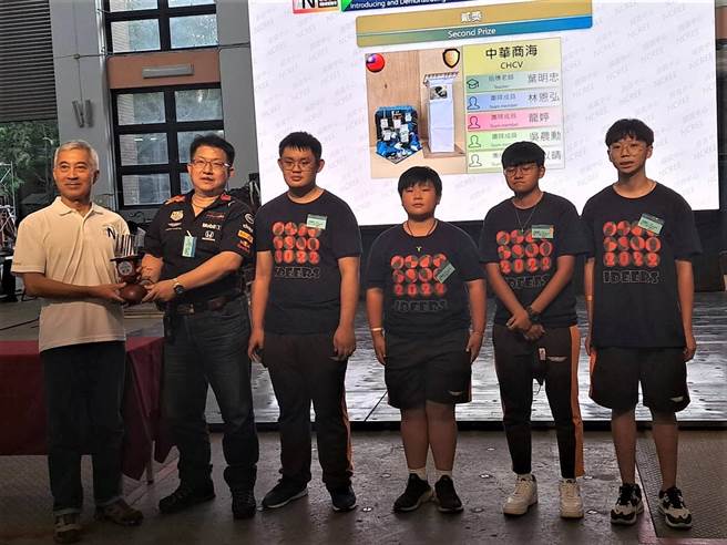 IDEERS抗震杯亚军颁奖，左二起为中华商海教务主任叶明忠、吴晨勋 、龙婷、黄以晴、林恩宏。（新北市教育局提供）