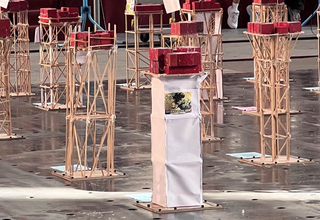 中华商海「史劲摇」队的地震工程模型。（新北市教育局提供）