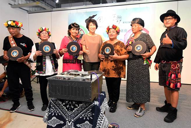 台东县政府首度办理「黑胶时代原住民音乐展」，24日正式启动。（庄哲权摄）