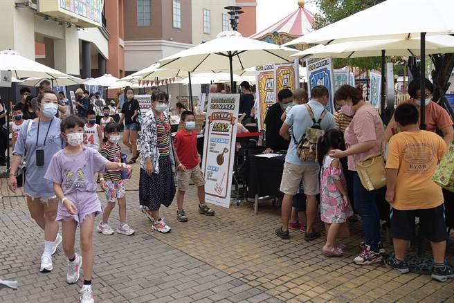 有一家大小前来打卡闯关、看展、逛市集，热闹丰富吸引上千人参与。（翻摄照片／高雄洪靖宜传真）