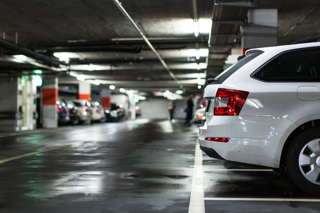 新竹女子想出在停车时把轮胎「压在檔板上」，藉此躲避收费，16次下来共躲了4千元停车费，业者事后提告。(示意图/达志影像)