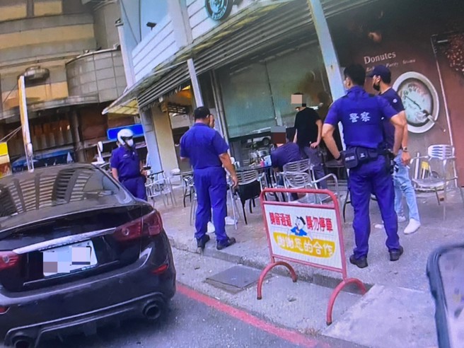 三民区大丰二路上一间咖啡店前发生砍伤事件。（翻摄照片／洪靖宜高雄传真）