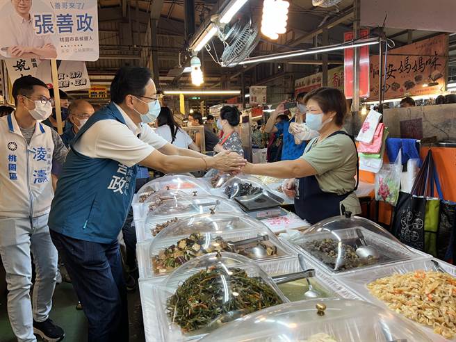 张善政展现亲和力和大家击拳。(蔡依珍摄)