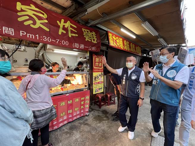 张善政在李晓钟带领下穿梭摊商间。(蔡依珍摄)