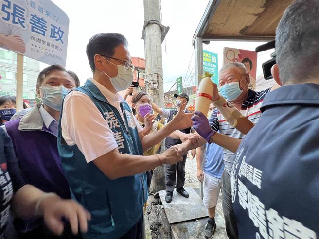 摊商送上白萝卜预祝好彩头、高票当选。(蔡依珍摄)