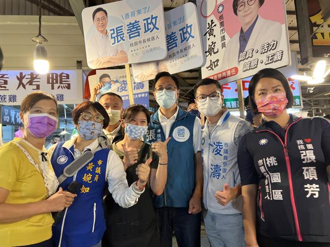 摊商送上白萝卜预祝好彩头、高票当选。(蔡依珍摄)