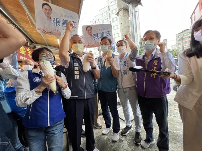 摊商送上白萝卜预祝好彩头、高票当选。(蔡依珍摄)