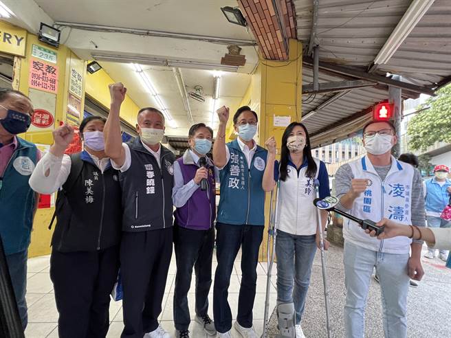 立委万美玲拄着拐杖到场力挺，破除退出辅选传言。(蔡依珍摄)