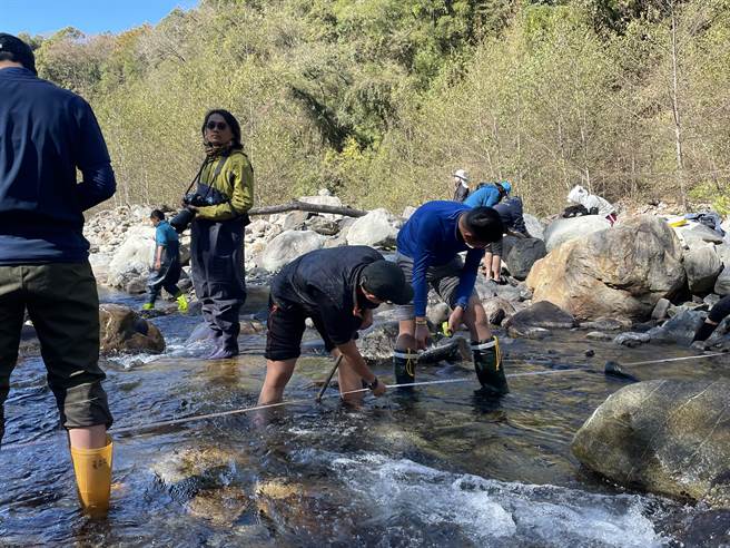 雲林縣樟湖生態國中小的「生態魔法學」，翻轉偏鄉學生低落學習意願，激發孩子解決問題的信心，圖為該校老師帶領學生做科學研究。（樟湖生態國中小提供)