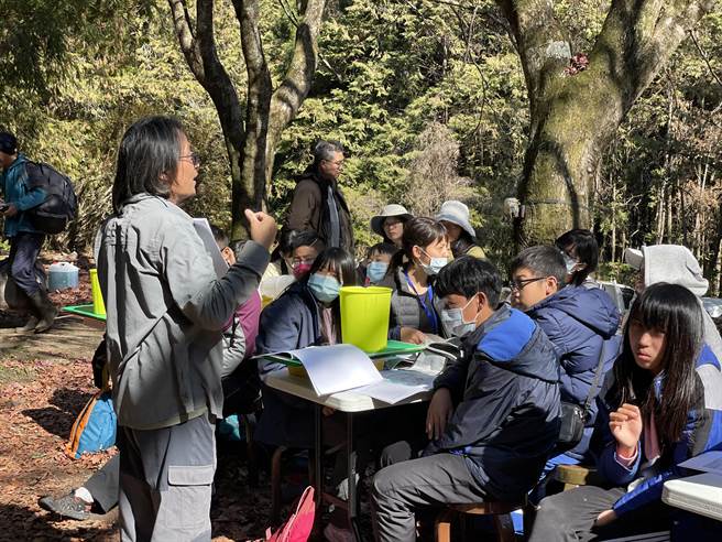 雲林縣樟湖生態國中小的「生態魔法學」，翻轉偏鄉學生低落學習意願，激發孩子解決問題的信心，圖為該校老師帶領學生做科學研究。（樟湖生態國中小提供)