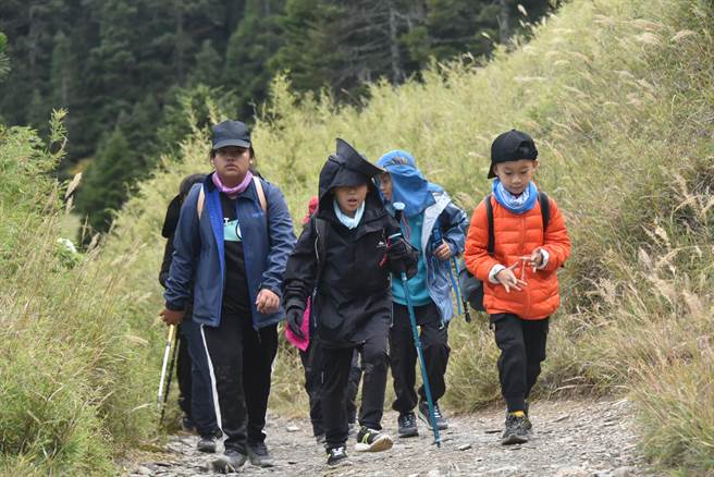 樟湖國中小秋天攀爬百岳的緣起是剛開學，學生學習動機低落、看不到別人、想從課堂逃離，爬山激發了孩子學習成長的動機，互助合作展現自信。（樟湖國中小提供）