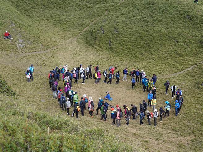 雲林縣樟湖生態國中小的「生態魔法學」，翻轉偏鄉學生低落學習意願，激發孩子解決問題的信心，圖為該校秋天登百岳活動。（樟湖生態國中小提供）