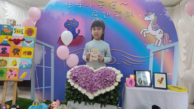 6岁的「抗癌小天使」潘盈希告别式上，全身照旁绘上翅膀，象徵飞上天国。（赖佑维摄）