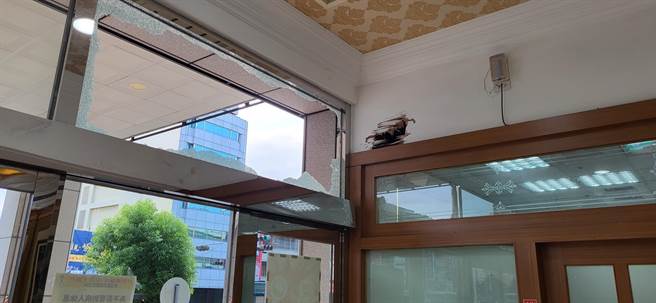 破碎的石块直接喷飞到员生医院的大门口，造成医院门口玻璃破裂，还穿透进去大厅的药局。（民眾提供／吴建辉彰化传真）