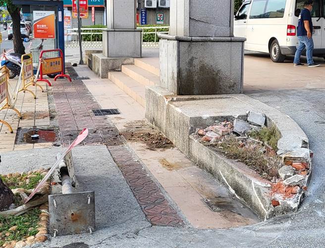 彰化县1名28岁的陈姓男子，24日凌晨驾驶自小客车载着18岁的黄姓男子返家，疑似深夜精神不济直接衝撞员林市员生医院大门。（民眾提供／吴建辉彰化传真）