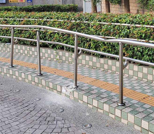 现场则由院方负责善后，并紧急将损毁的装潢部分进行修缮，后续待警方进一步完成笔录后，会再与肇事的陈姓男子求偿。（民眾提供／吴建辉彰化传真）