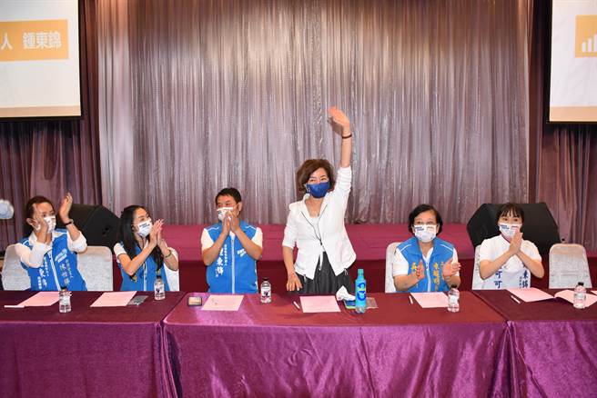 苗栗县长参选人锺东锦24日傍晚举行18乡镇市干部团结大会，推举县长夫人蔡丽卿担任竞选总部主任委员。（谢明俊摄）