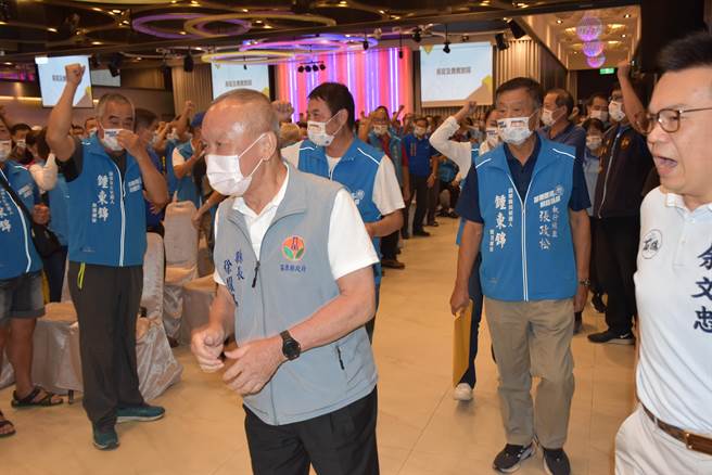 苗栗县长参选人锺东锦24日傍晚举行18乡镇市干部团结大会，县长徐耀昌惊奇现身相挺。（谢明俊摄）