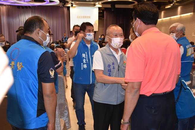 苗栗县长参选人锺东锦24日傍晚举行18乡镇市干部团结大会，县长徐耀昌惊奇现身相挺。（谢明俊摄）