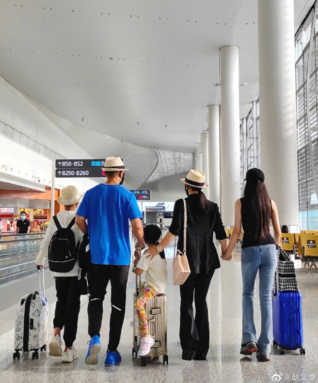 15岁大女儿（图右）身高已经快超过爸妈。(图/ 摘自赵文卓微博)